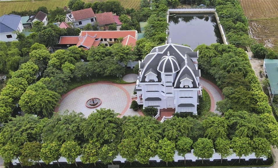 Cách đây vài năm, căn biệt thự rộng 5.000 m2 của bà lão nông dân Từ Thị Loan (tại thôn Đông Thắng, xã Mai Phụ, huyện Lộc Hà, Hà Tĩnh) thu hút sự chú ý của đông đảo cộng đồng mạng. Ảnh: Nguoiquansat
