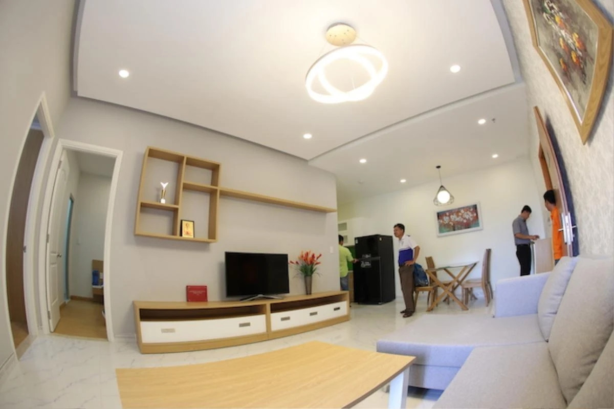 Phòng khách rộng, thoáng đãng với đầy đủ nội thất. Ảnh: Saostar