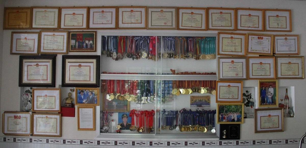 Bên trong phòng khách nổi bật với hàng trăm tấm huy chương, bằng khen của Ánh Viên. Ảnh: Saostar