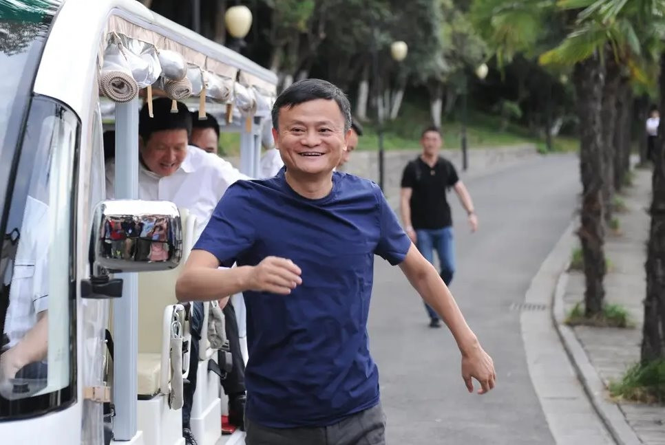 Hiện tại, Jack Ma vẫn chưa công khai nói về lý do tại sao chuyển sang làm nông nghiệp. Tuy nhiên, chia sẻ với Business Insider, cựu Phó chủ tịch Alibaba Brian Wong tiết lộ tỷ phú Jack Ma luôn cảm động trước cách nền kinh tế kỹ thuật số giúp kết nối cộng đồng nông thôn trong các cơ hội phát triển. Ảnh: Getty