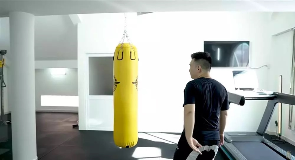 Phòng gym rộng rãi, được trang bị đầy đủ các dụng cụ, máy tập, chẳng khác phòng tập chuyên nghiệp. Ảnh chụp màn hình