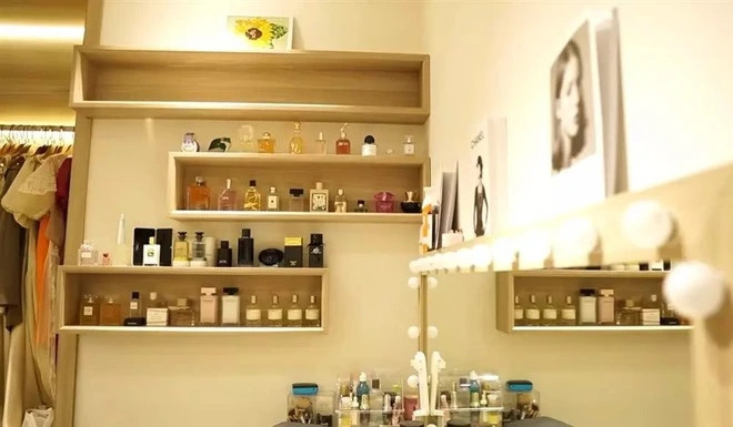 Không giữ lại kiến trúc 3 phòng ngủ như tầng 2, Xemesis đập thông toàn bộ tường để biến thành một không gian thống nhất tạo cho Xoài Non một chiếc tủ quần áo cực lớn. Ảnh chụp màn hình