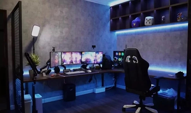 Ấn tượng nhất là phòng làm việc của nam streamer với dàn máy tính xịn xò. Ảnh chụp màn hình
