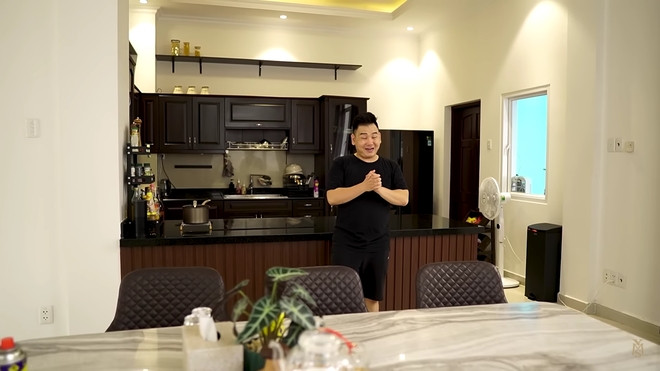 Sâu vào bên trong là không gian nhà bếp nổi bật với chiếc bàn ăn bằng đá nặng hơn 100kg. Ảnh chụp màn hình