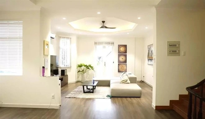 Không gian tiếp khách tại tầng 1 được thiết kế theo phong cách châu Âu với gam màu trắng - be chủ đạo. Ảnh chụp màn hình