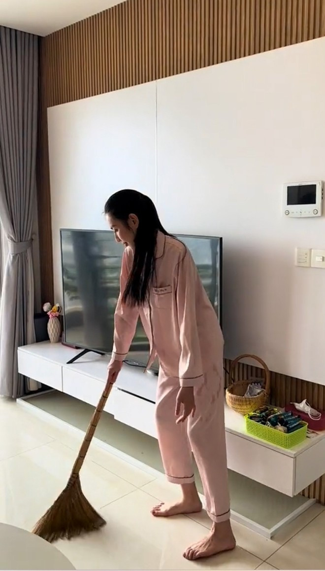 Phòng khách thoáng đãng với gam màu trắng, nâu chủ đạo.