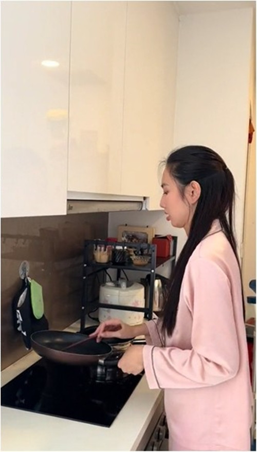 Tủ bếp màu trắng sang trọng.