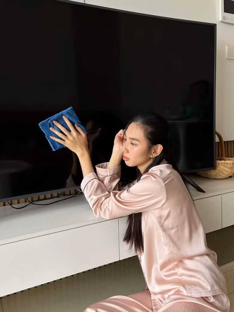 Mới đây, Hoa hậu Thùy Tiên chia sẻ video dọn nhà đón Tết thu hút sự chú ý của đông đảo khán giả. Qua đó, cơ ngơi của nàng hậu được hé lộ.