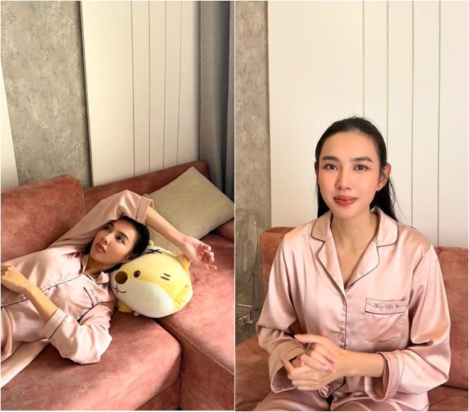 Điểm nhấn của phòng khách là bộ sofa êm ái, màu nâu hồng.