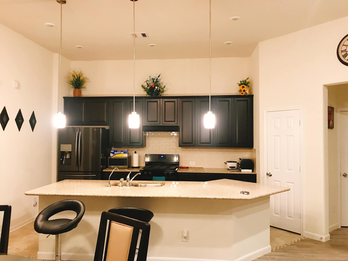 Khu bếp tiện nghi có bàn đảo sáng màu.