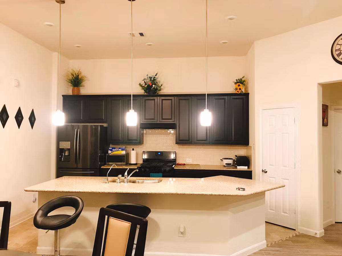 Khu bếp tiện nghi có bàn đảo sáng màu.