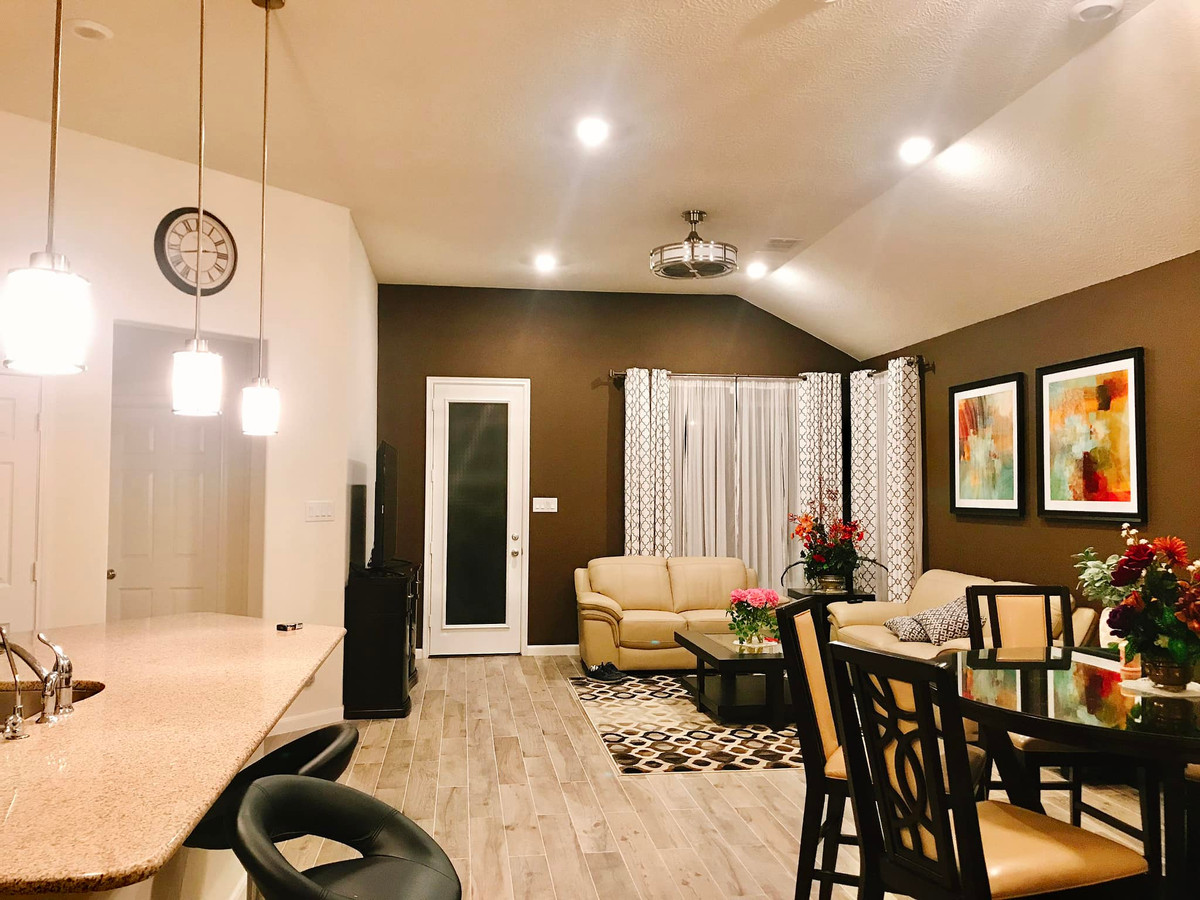 Mọi góc trong nhà đều được tô điểm bởi những lọ hoa xinh xắn.