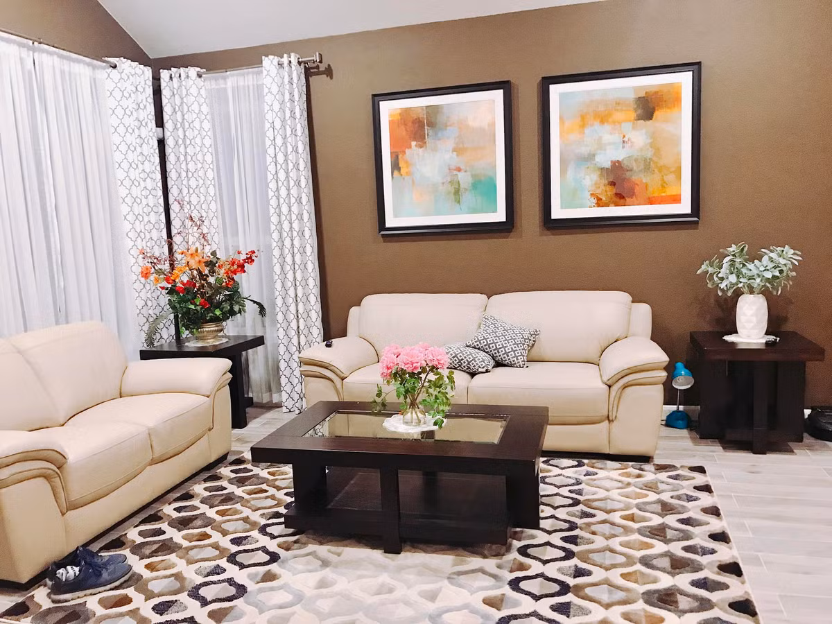 Phòng khách sống động với những bức tranh trừu tượng nhiều màu sắc.