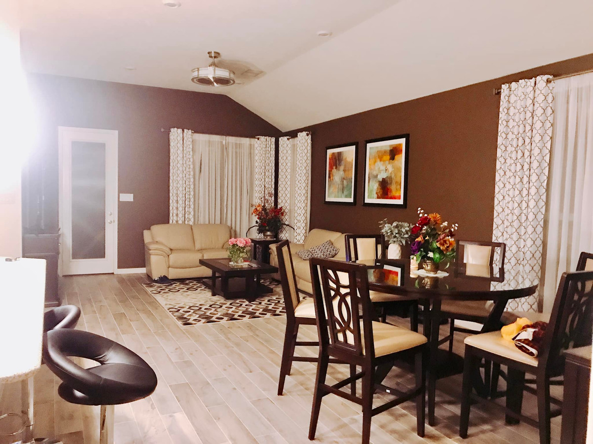 Nội thất trong nhà sử dụng màu nâu, be ấm áp và sang trọng.