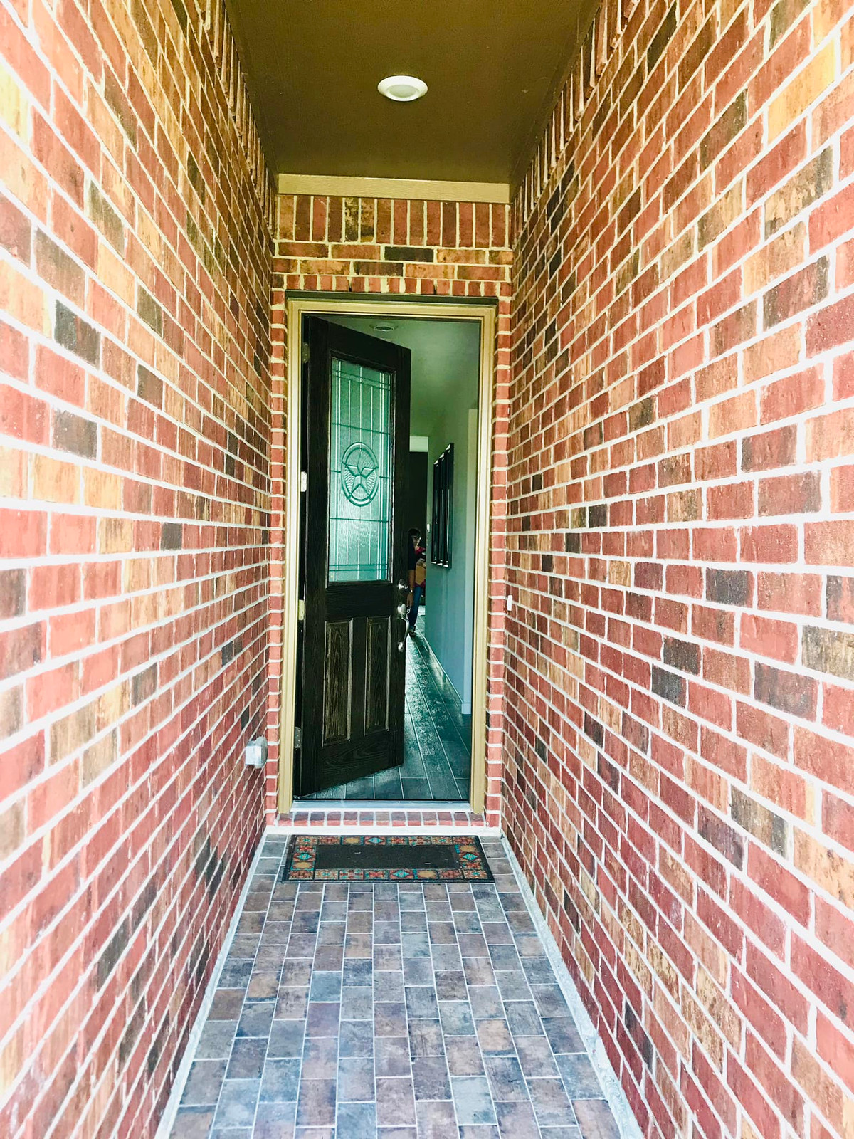 Dọc lối đi là những bức tường gạch tạo cảm giác vintage ấn tượng.