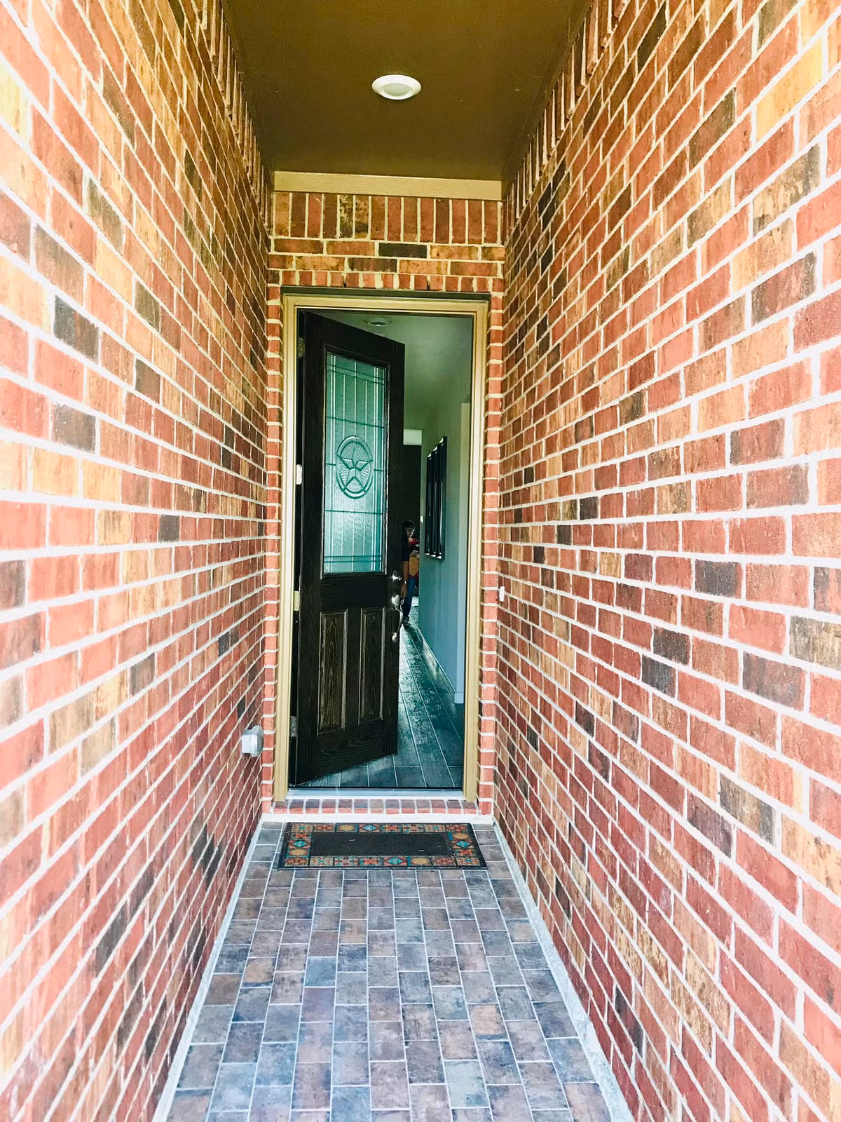 Dọc lối đi là những bức tường gạch tạo cảm giác vintage ấn tượng.