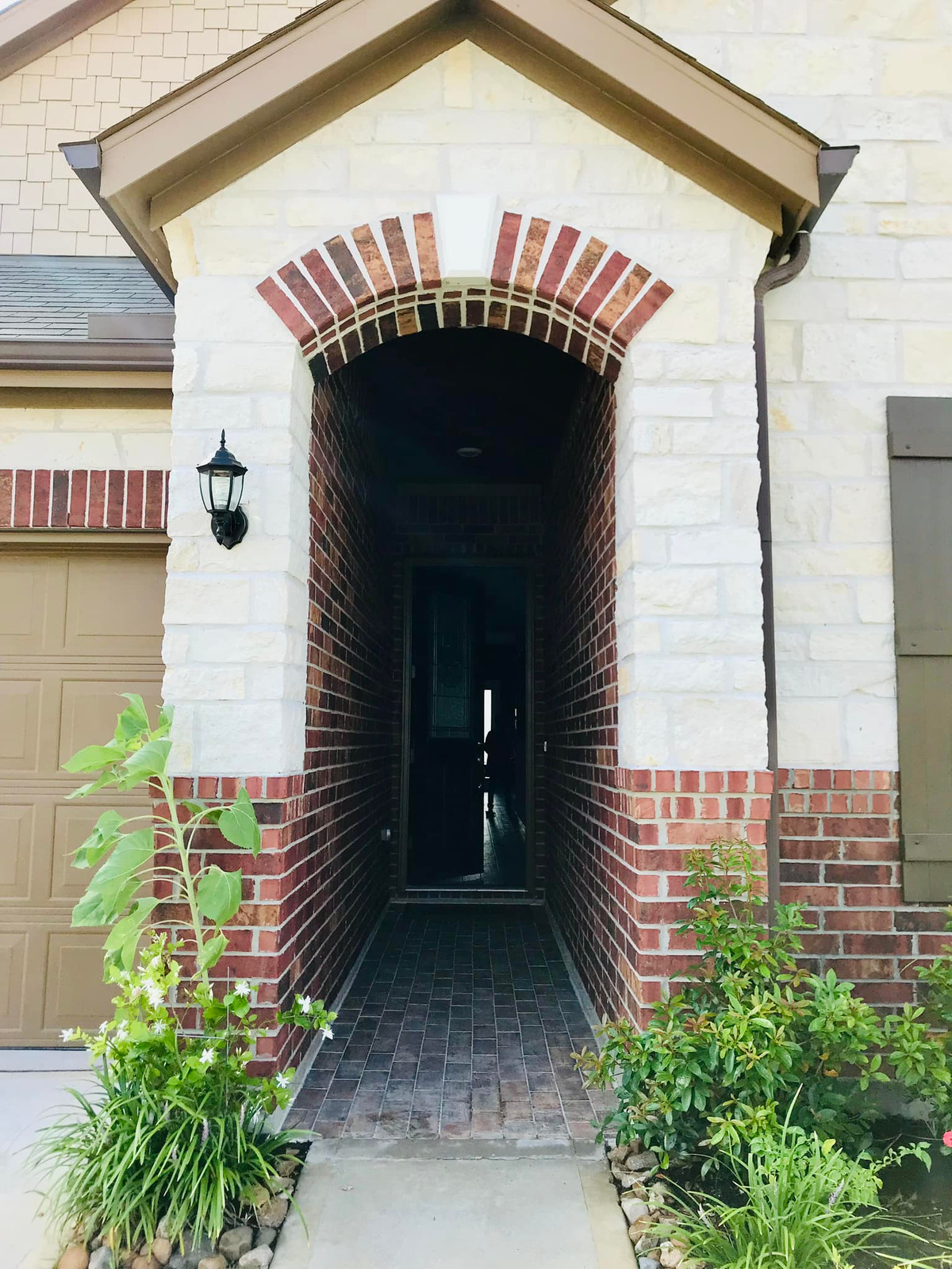 Căn nhà vừa mang nét hiện đại, vừa pha trộn nét hoài cổ.