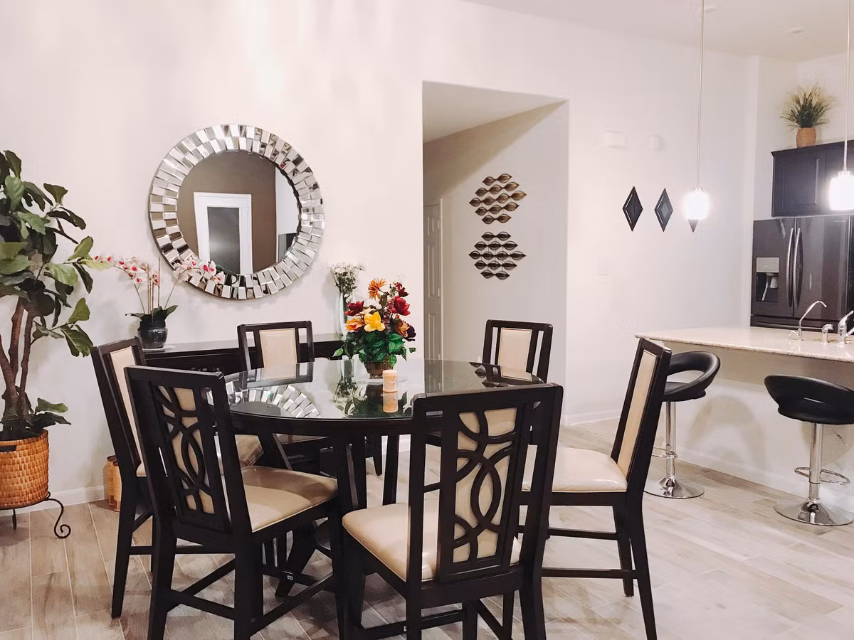 Trong phòng ăn là chiếc bàn tròn với 6 ghế khá đơn giản.