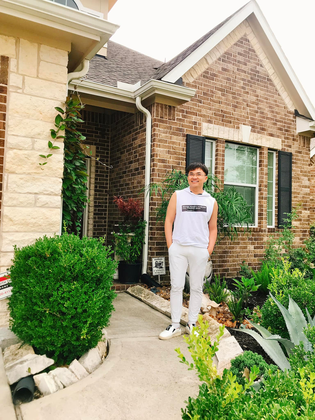 Căn nhà MC Đại Nghĩa tặng mẹ tại Mỹ không quá bề thế nhưng nên thơ với khoảng sân vườn ngập sắc xanh.