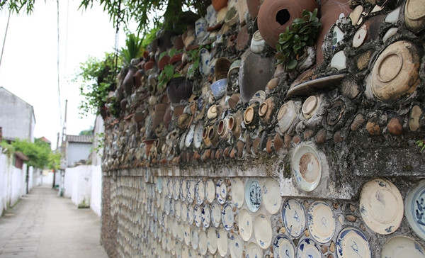 Từ ngoài vào trong, căn nhà toàn là đồ gốm sứ. Chúng được gắn lên tường một cách có chủ đích và là công sức suốt hơn 20 năm của gia chủ. Ảnh: Vietnamnet
