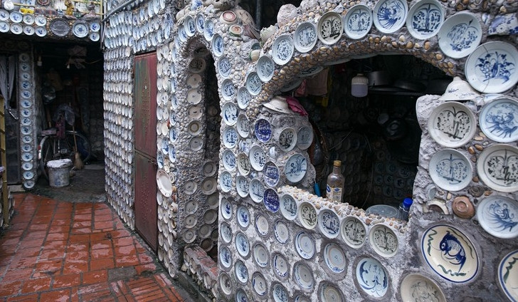 Bức tường phủ đầy bát đĩa cổ có 1-0-2. Ảnh: Infonet