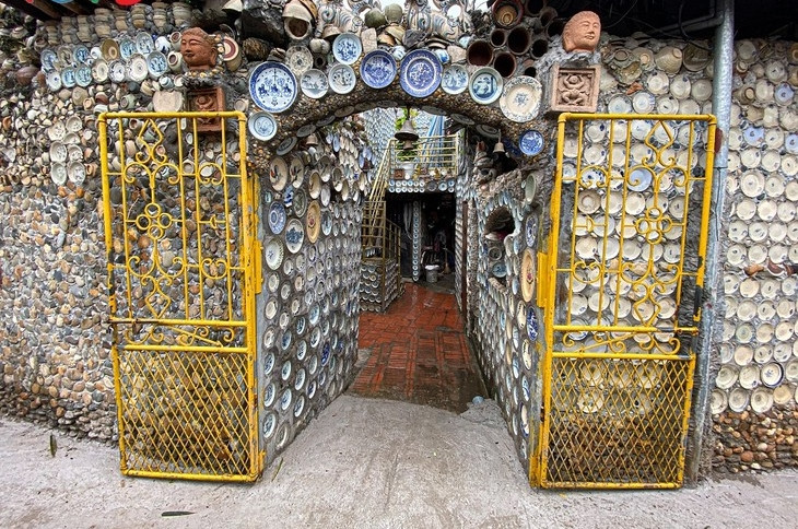 Ngôi nhà do ông Nguyễn Văn Trường (60 tuổi, hiện đã qua đời) tự tay thiết kế và lắp ghép với mong muốn sẽ trở thành một di sản vô giá cho con cháu. Ảnh: VOV5