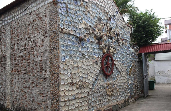 Đĩa bát cổ được gắn có trật tự, nhưng đôi lúc cũng được thực hiện rất ngẫu hứng. Ảnh: VOV5