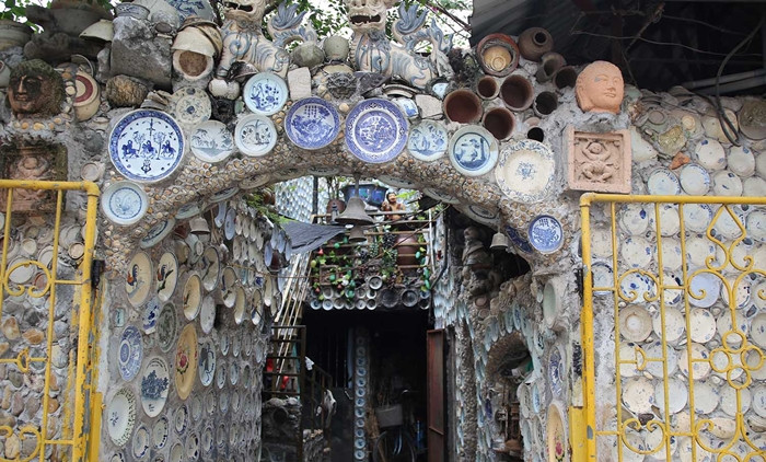 Nằm sâu trong con ngõ nhỏ ở làng Sơn Kiệu (xã Chấn Hưng, huyện Vĩnh Tường, Vĩnh Phúc), ngôi nhà xây từ hơn 10.000 chiếc bát đĩa cổ là địa điểm thu hút đông đảo khách tham quan. Ảnh: Vietnamnet