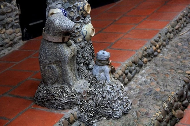 Các đồng xu cổ được gắn kết tạo thành tác phẩm trang trí cho ngôi nhà. Ảnh: Infonet