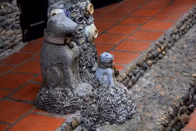 Các đồng xu cổ được gắn kết tạo thành tác phẩm trang trí cho ngôi nhà. Ảnh: Infonet