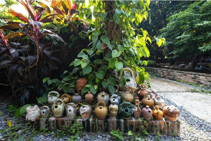 Bộ sưu tập bình vôi cổ nằm dưới gốc cau chằng chịt dây trầu không cũng là góc đặt biệt ít nơi có. Theo nghệ sĩ Xuân Hinh, bộ sưu tập nhằm tôn vinh nét đẹp văn hóa trầu cau của người Việt. Ảnh: FB Xuân Hinh