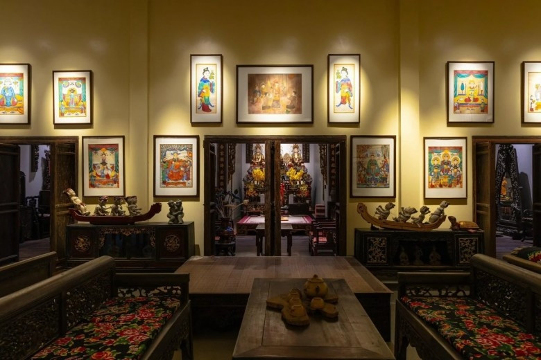 Không chỉ có kiến trúc độc đáo bảo tàng còn có một thư viện để trưng bày, lưu giữ sách về hát văn, hầu đồng, quan họ, nhiều bức tranh cổ, liên quan các loại hình nghệ thuật dân gian. Ảnh: FB Xuân Hinh