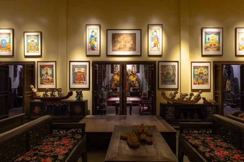 Không chỉ có kiến trúc độc đáo bảo tàng còn có một thư viện để trưng bày, lưu giữ sách về hát văn, hầu đồng, quan họ, nhiều bức tranh cổ, liên quan các loại hình nghệ thuật dân gian. Ảnh: FB Xuân Hinh