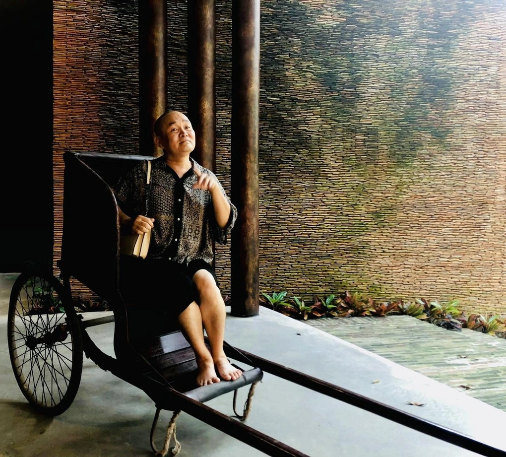 Trong bảo tàng đạo Mẫu của Xuân Hinh có một góc đặc biệt là nơi ông đặt chiếc xe kéo - đạo cụ trong vở Người ngựa, ngựa người - tác phẩm ông diễn cùng Thanh Thanh Hiền. Ảnh: FB Xuân Hinh