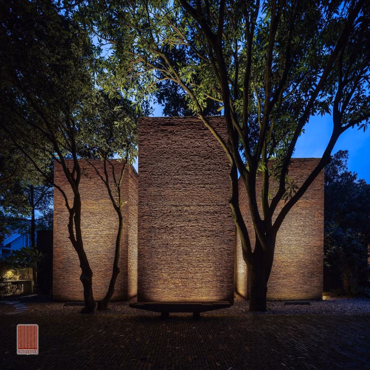 Dưới ánh trăng chiếu rọi, bảo tàng đạo Mẫu hiện lên vô cùng huyền bí. Ảnh: FB Xuân Hinh