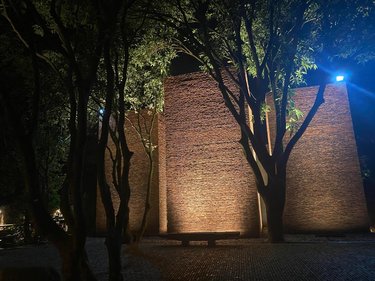 Bảo tàng có cột, cổng nguyên bản khiến cho tổng thể ngôi nhà rất gần gũi với thiên nhiên. Ảnh: FB Xuân Hinh