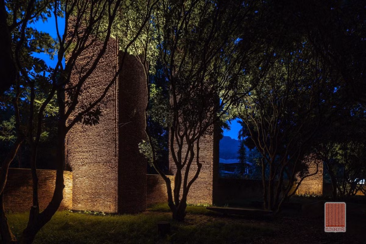 Qua loạt ảnh có thể thấy bảo tàng đạo Mẫu của nghệ sĩ Xuân Hinh nằm giữa vườn cây ăn quả 50 năm tuổi. Ảnh: FB Xuân Hinh