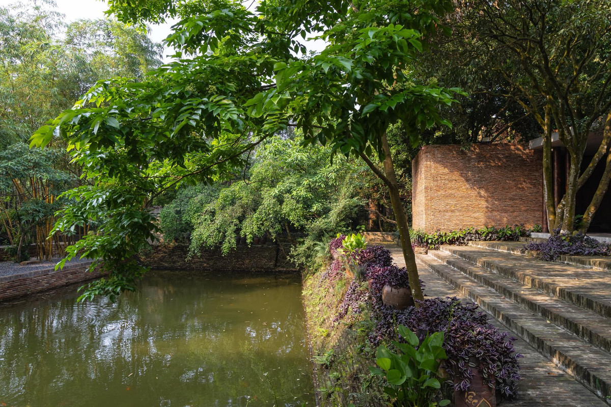 Trong khuôn viên bảo tàng còn có ao và nhiều hồ nước nhỏ giúp không khí thêm trong lành, mát mẻ. Ảnh: FB Xuân Hin
