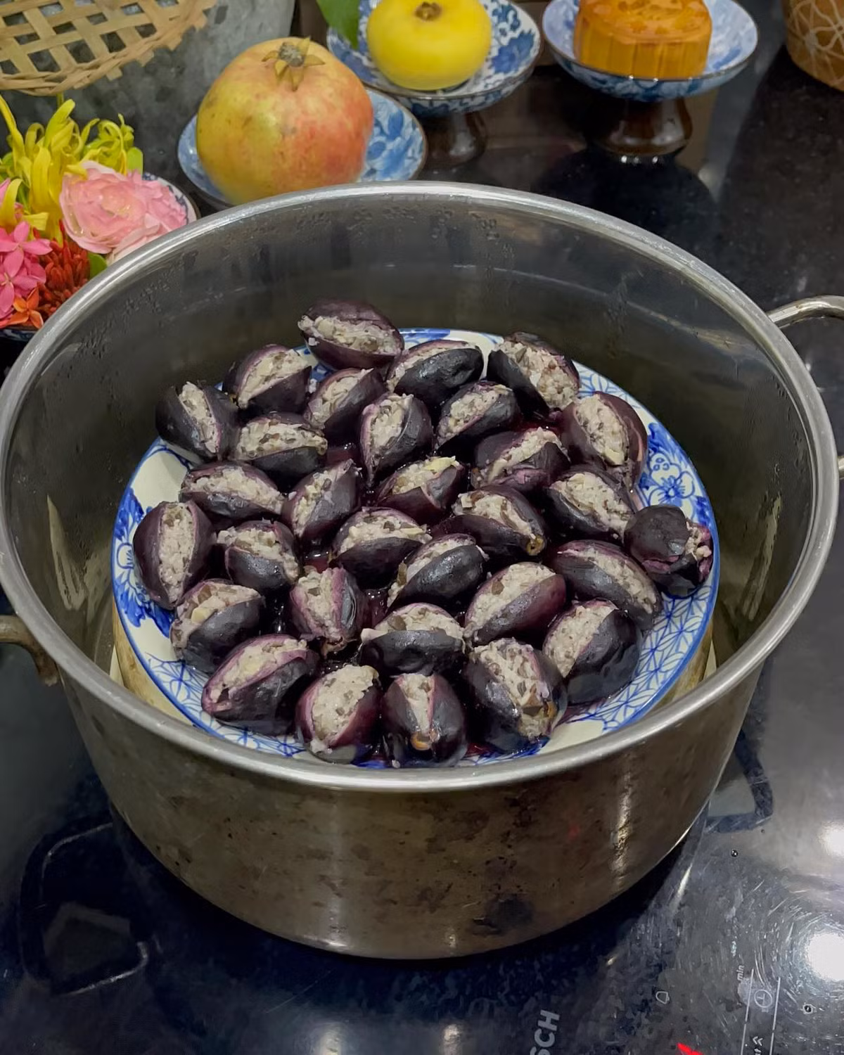 Trám đen có thể chế biến thành nhiều món ngon như xôi, xào thịt, kho thịt,cá, nhồi thịt, trám ngâm mắm... Ảnh: Facebook