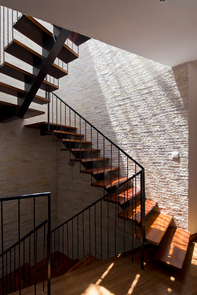 Tường của giếng trời bằng đá cẩm thạch dạng sần để phản xạ và khuếch tán ánh sáng.