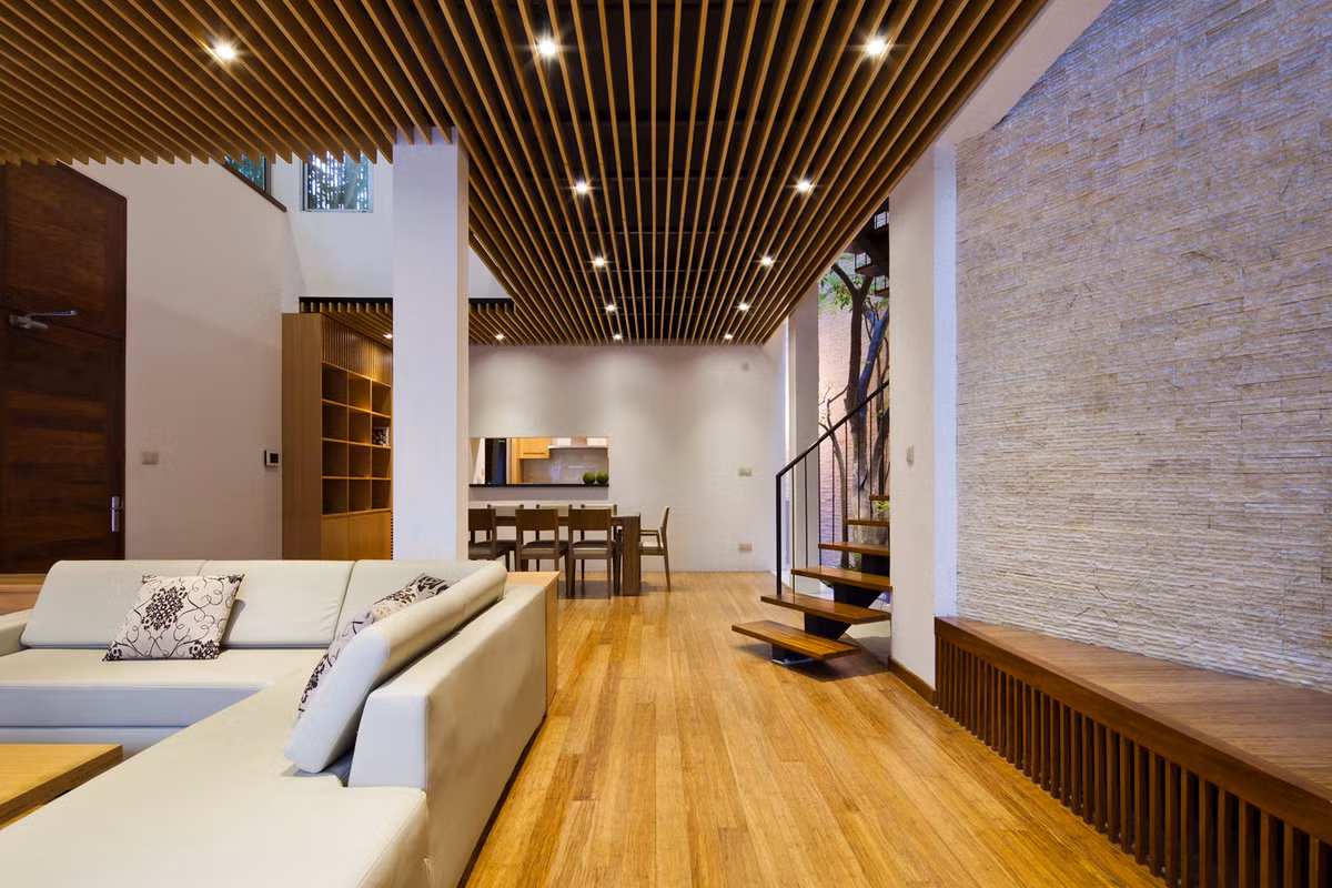 Tầng trệt được nâng lên để lắp lớp thông gió bên dưới, nhằm ngăn chặn độ ẩm, một vấn đề thường xuyên xảy ra trong các ngôi nhà ở Hà Nội khi giao mùa.