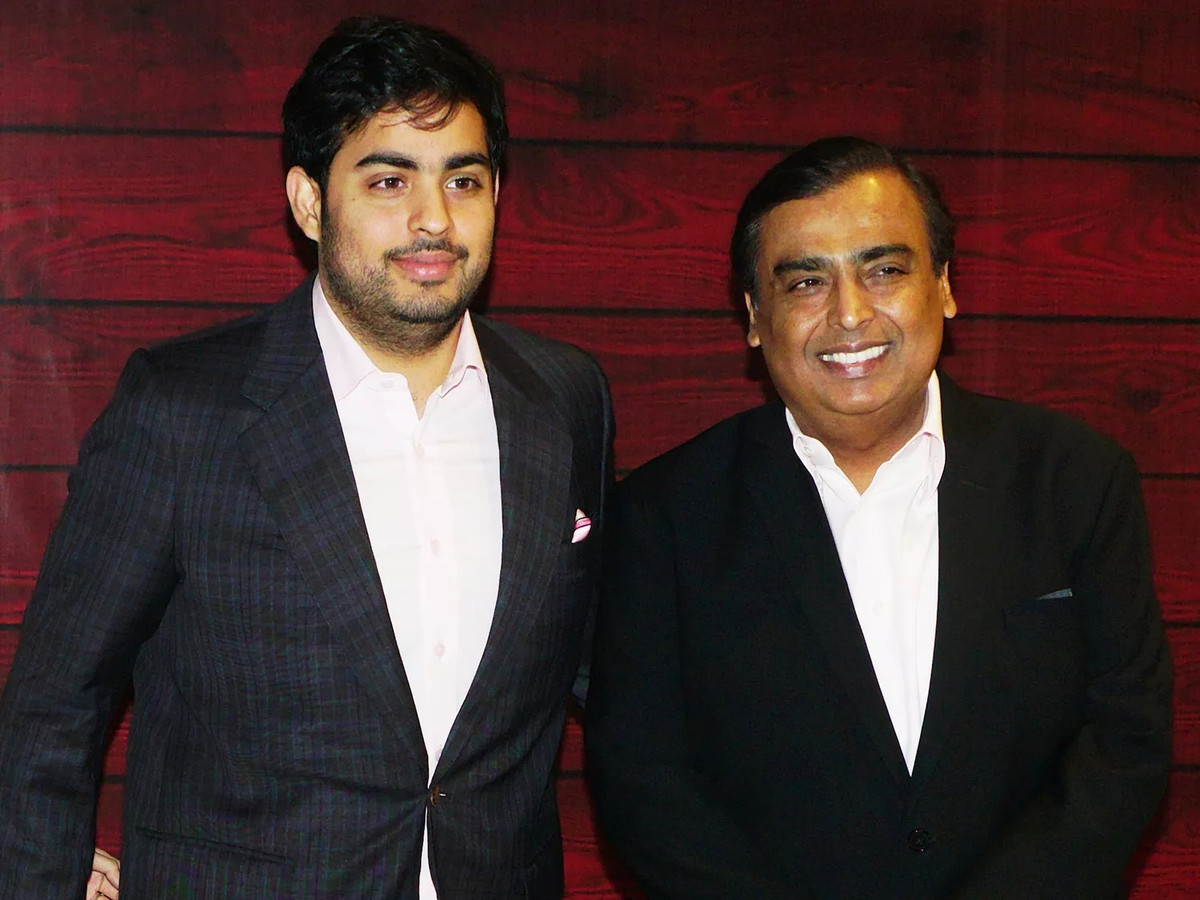 Con trai đầu lòng của tỷ phú Mukesh Ambani và bà Nita, Akash Ambani, sinh ngày 23 tháng 10 năm 1991, cùng với em gái song sinh Isha ở Mumbai (Ấn Độ).