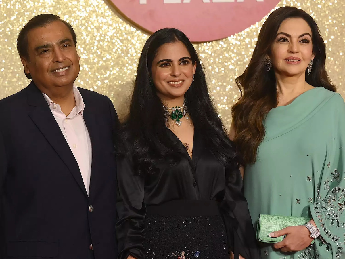 Isha Ambani là con gái duy nhất của tỷ phú Mukesh Ambani và bà Nita. Giống như người anh song sinh Akash, Isha cũng học đại học ở Mỹ, tốt nghiệp Đại học Yale năm 2013 với bằng tâm lý học và nghiên cứu Nam Á. Sau đó, cô tiếp tục lấy bằng MBA (Thạc sĩ quản trị kinh doanh) tại Đại học Stanford vào năm 2018.