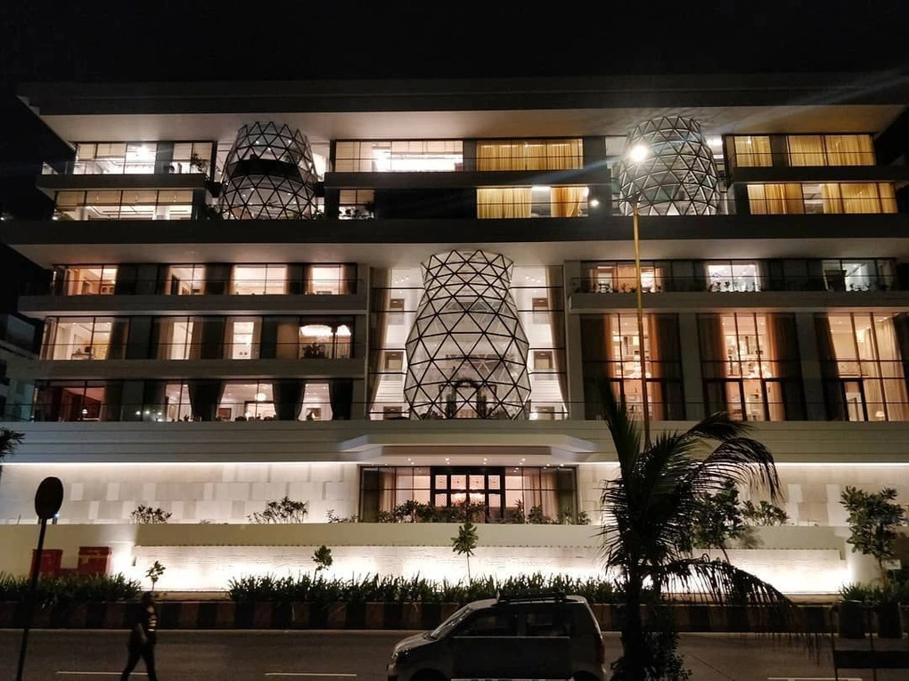 Sau hôn lễ xa hoa ngốn khoảng 100 triệu USD vào năm 2018, Isha và Anand chuyển đến căn biệt thự 5 tầng sang trọng rộng 50.000m2, có tầm nhìn hướng ra biển ở khu dân cư giàu có Worli - do bố mẹ chồng mua tặng.