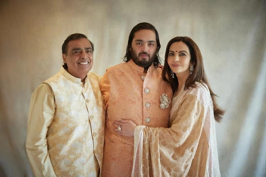 Anant Ambani - con trai út của tỷ phú Mukesh Ambani sinh năm 1995. Anant theo học tại Đại học Brown và hiện đứng đầu các doanh nghiệp năng lượng của đế chế Reliance, đồng thời quản lý các hoạt động toàn cầu của tập đoàn này trong lĩnh vực năng lượng xanh và tái tạo.