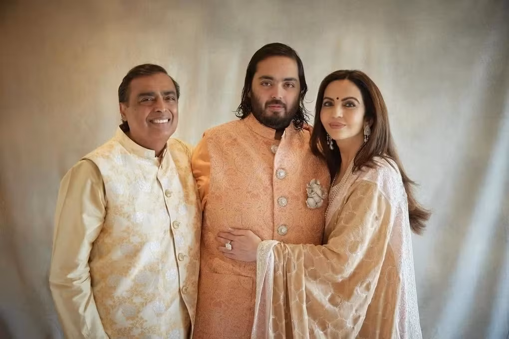 Anant Ambani - con trai út của tỷ phú Mukesh Ambani sinh năm 1995. Anant theo học tại Đại học Brown và hiện đứng đầu các doanh nghiệp năng lượng của đế chế Reliance, đồng thời quản lý các hoạt động toàn cầu của tập đoàn này trong lĩnh vực năng lượng xanh và tái tạo.