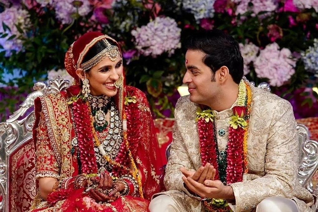 Năm 2019, Akash kết hôn với Shloka Mehta - ái nữ nhà tỷ phú kim cương Ấn Độ. Đám cưới xa xỉ của cặp đôi kéo dài 3 ngày với sự tham gia của hàng loạt khách mời nổi tiếng, quyền lực ở Ấn Độ.