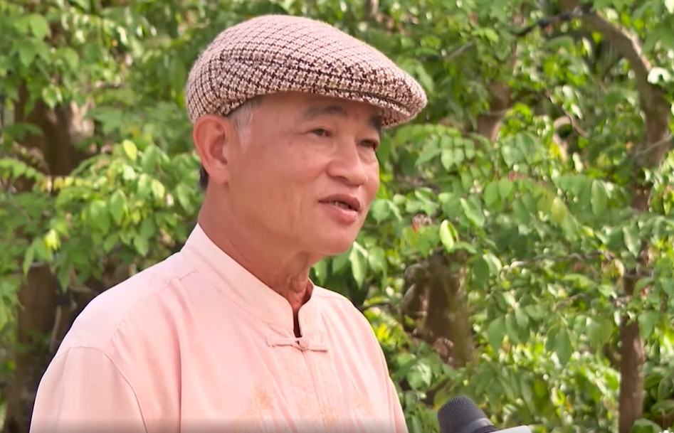 Ông Nhãn đặt tên cho cây khế là “thập cửu long hợp nhất”, mang ý nghĩa 19 con rồng trên một bộ rễ, thể hiện sức mạnh của sự đoàn kết nhất trí. Ảnh: Truyền hình Hậu Giang