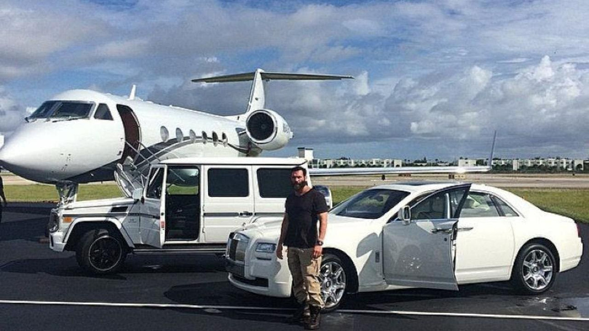 Dan Bilzerian còn sở hữu bộ sưu tập xe hơi đắt tiền, có sự kết hợp giữa sang trọng và cổ điển. Ảnh: Getty
