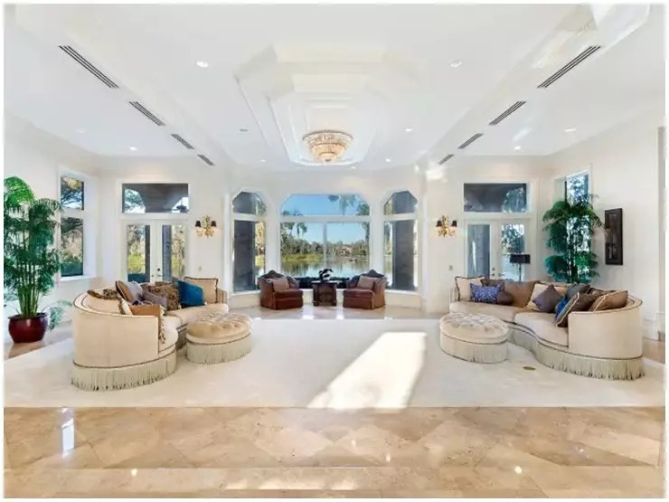 Dan Bilzerian lớn lên trong những ngôi nhà sang trọng và tiếp tục lối sống này sau khi kiếm được nhiều tiền. Vị triệu phú từng thuê căn biệt thự rộng rãi có 12 phòng ngủ và 12 phòng tắm với nhiều tiện ích khác nhau, đáp ứng nhu cầu ăn chơi hưởng lạc của người đàn ông.